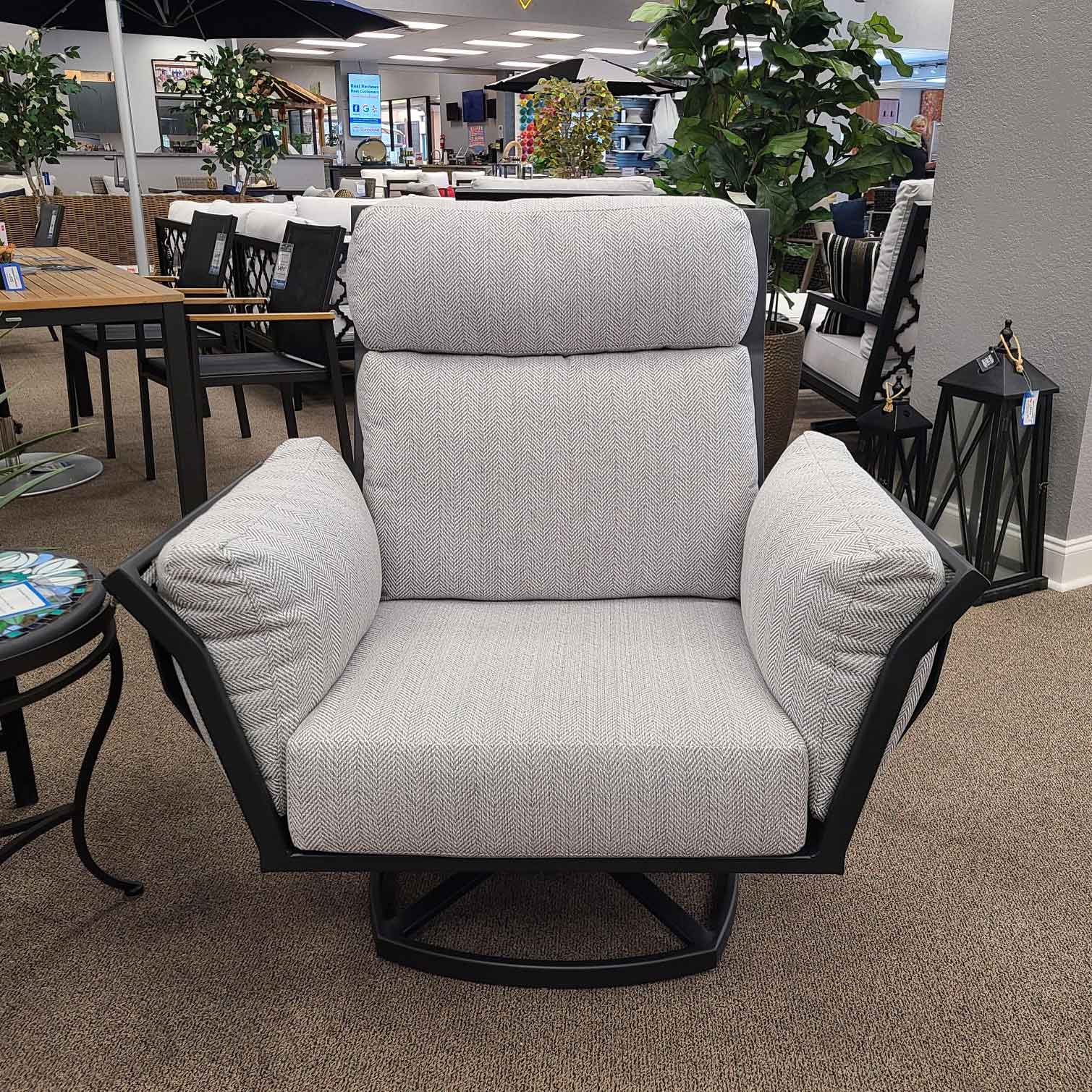 Aris Max Swivel Rocker Lounge Chair